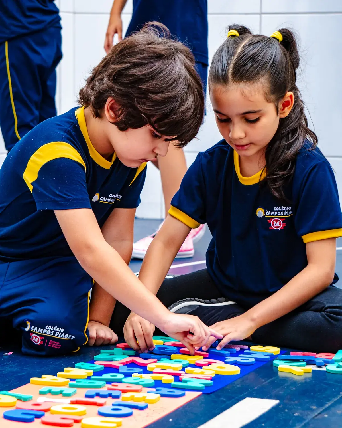 Crianças do Fundamental I em atividade no período integral do Colégio Campos Piaget